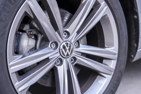 Volkswagen Arteon 2.0 TDI R-Line Business+ IQ Light | Elek Trekhaak | Navigatie | Camera | Dsg