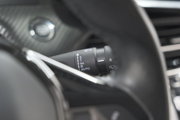 Peugeot e-2008 EV Allure Pack 50 kWh | 3 Fase Laadfunctie | Parkeersensoren | Apple Carplay | Climate Control