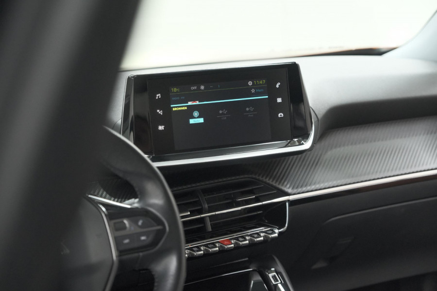 Peugeot e-2008 EV Allure Pack 50 kWh | 3 Fase Laadfunctie | Parkeersensoren | Apple Carplay | Climate Control