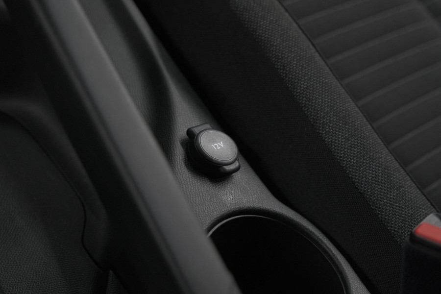 Peugeot 2008 PureTech 130 EAT8 Active Pack | Parkeersensoren | Apple CarPlay | Climate Control | Stoelverwarming