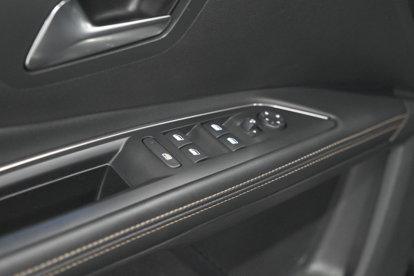 Peugeot 5008 PureTech 130 EAT8 GT-Line | Trekhaak | Panoramadak | Dodehoekdetectie | Elektrische Kofferklep
