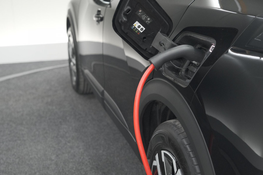 Peugeot e-2008 EV Active 50 kWh | Parkeersensoren | Apple Carplay | Climate Control