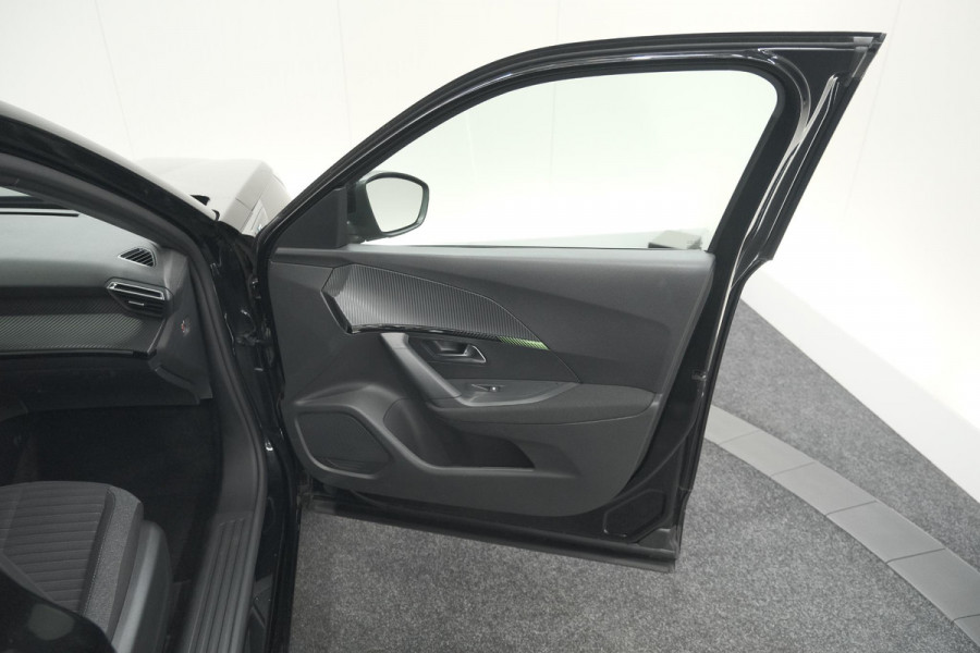 Peugeot e-2008 EV Active 50 kWh | Parkeersensoren | Apple Carplay | Climate Control
