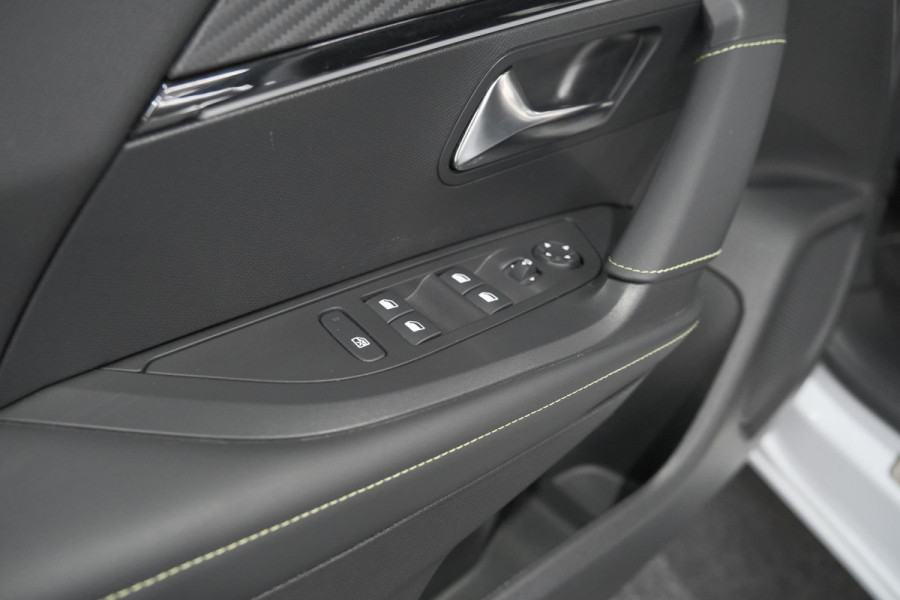 Peugeot 2008 PureTech 130 EAT8 GT | Camera | Apple Carplay | Parkeersensoren | 17 Inch Lichtmetalen Velgen