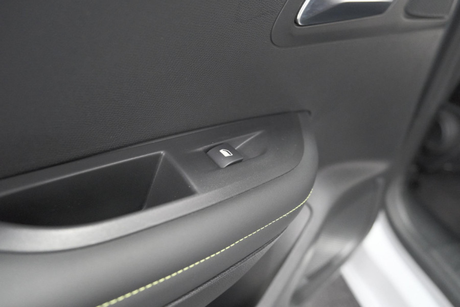Peugeot 2008 PureTech 130 EAT8 GT | Camera | Apple Carplay | Parkeersensoren | 17 Inch Lichtmetalen Velgen