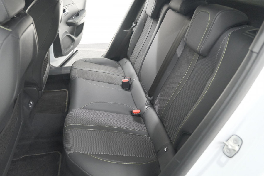 Peugeot 2008 PureTech 130 EAT8 GT | Camera | Apple Carplay | Parkeersensoren | 17 Inch Lichtmetalen Velgen