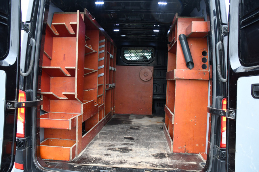 MAN TGE 30 2.0 L3H2 Black Edition Camera, Cruise, Carplay, LED, Automaat, 177pk, Trekhaak, Geveerde stoel, Sensoren, Uniek!