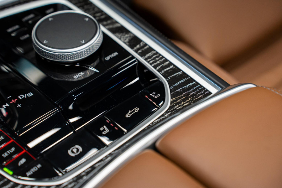 BMW 8 Serie M8 Competition *M-Driver's Package / Harman Kardon / Soft-Close / HUD / Surround-View / M Sportuitlaat*