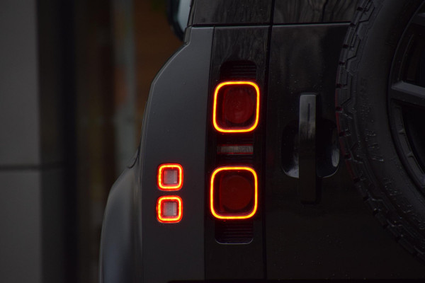 Land Rover Defender 110 P300e 110 S | Panorama | Urban 22''