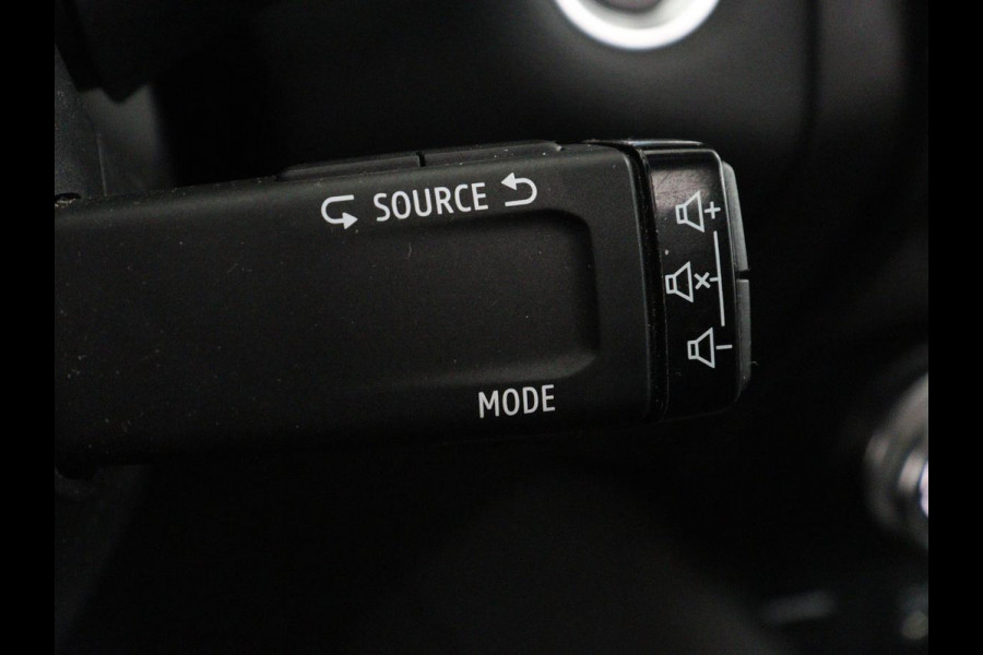 Renault Captur 1.6 E-Tech Plug-in Hybrid 160 Intens | Panoramadak | Cruise Control | Trekhaak | Camera | LED | Navigatie