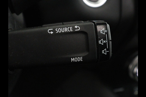 Renault Captur 1.6 E-Tech Plug-in Hybrid 160 Intens | Panoramadak | Cruise Control | Trekhaak | Camera | LED | Navigatie