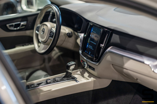 Volvo V60 2.0 T5 Momentum|NAP|Rdesign|Leder|Cam|Stoelverwarm