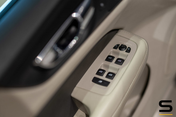 Volvo V60 2.0 T5 Momentum|NAP|Rdesign|Leder|Cam|Stoelverwarm