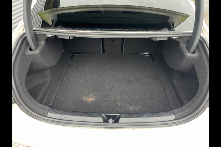 Mercedes-Benz A-Klasse 180 Business Solution AMG panorama dak night sfeer licht vol vol