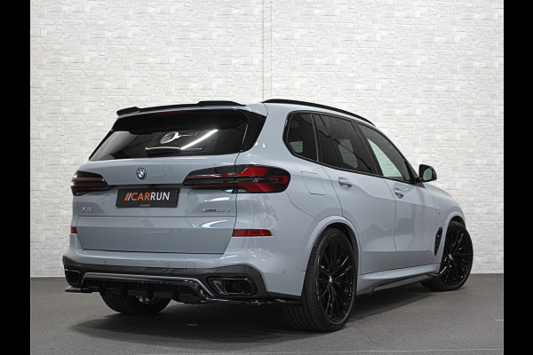 BMW X5 50e M-Sport Pro | M-Performance Stoelen | Achterasbesturing | Carbon | ACC | Panorama | 360 Camera | Soft-Close | Head-Up | M-Gordels | Trekhaak | Harman-Kardon | 22 inch | Individual Leder | Stoelventilatie | Stoelverwarming V+A | Keyless-Entry | Memory | Stuurverwarming | Iconic-Glow | Rij-Assist Pro | Beker Koeling & Verwarming | Zonwering |