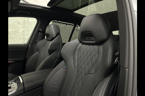 BMW X5 50e M-Sport Pro | M-Performance Stoelen | Achterasbesturing | Carbon | ACC | Panorama | 360 Camera | Soft-Close | Head-Up | M-Gordels | Trekhaak | Harman-Kardon | 22 inch | Individual Leder | Stoelventilatie | Stoelverwarming V+A | Keyless-Entry | Memory | Stuurverwarming | Iconic-Glow | Rij-Assist Pro | Beker Koeling & Verwarming | Zonwering |
