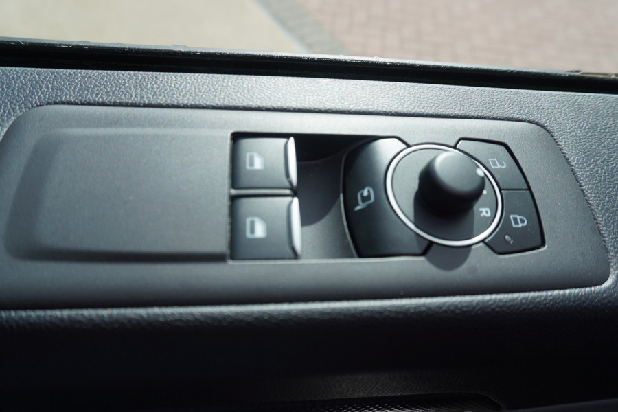 Ford E-Transit Cust. 320L L2H1 Limited 65 kWh Automaat met Powerpack Nr. V019 | Airco | Cruise | Apple CP- Android auto | Trekhaak