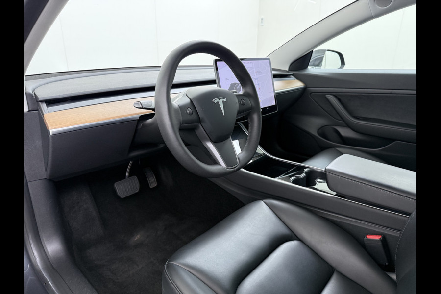 Tesla Model 3 SR+ 325PK LFP-Accu Trekhaak AutoPilot Leer Pano-Dak Adaptive Cruise Lmv 18" Camera's Elektr.-Stuur+Stoelen+Spiegels+Geheugen+Eas SOH 87% Ecc Navi Led DAB Voorverwarmen interieur via App Keyless One-Pedal-Drive 1.000KG Trekgewicht 1e Eigenaar Origineel Nederlandse Auto Fabrieksgarantie op Accu en Motor tot 10-12-2028/160.000km LFP accu dus 100% opladen !