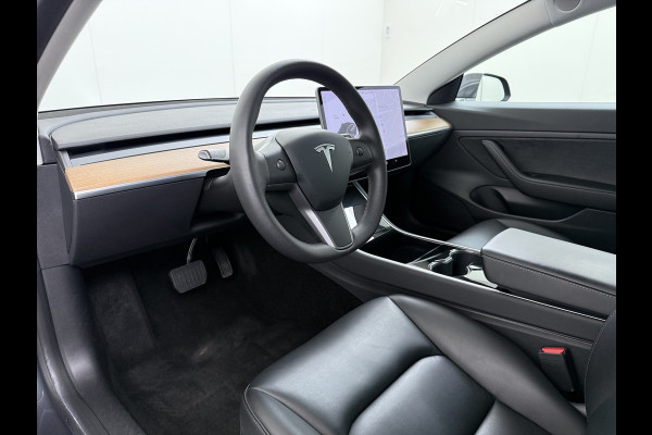 Tesla Model 3 SR+ 325PK LFP-Accu Trekhaak AutoPilot Leer Pano-Dak Adaptive Cruise Lmv 18" Camera's Elektr.-Stuur+Stoelen+Spiegels+Geheugen+Eas SOH 87% Ecc Navi Led DAB Voorverwarmen interieur via App Keyless One-Pedal-Drive 1.000KG Trekgewicht 1e Eigenaar Origineel Nederlandse Auto Fabrieksgarantie op Accu en Motor tot 10-12-2028/160.000km LFP accu dus 100% opladen !