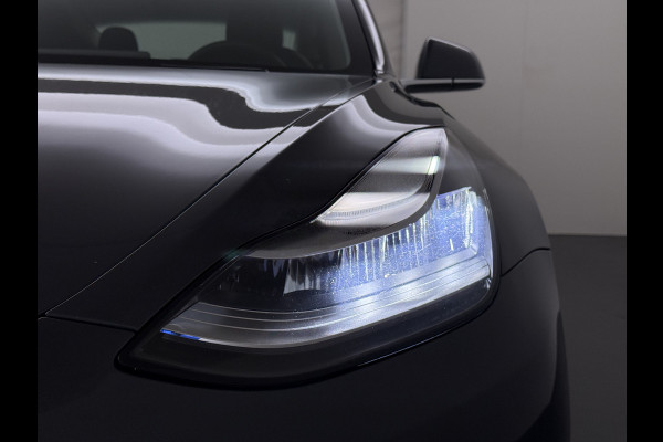 Tesla Model 3 SR+ 325PK LFP-Accu Trekhaak AutoPilot Leer Pano-Dak Adaptive Cruise Lmv 18" Camera's Elektr.-Stuur+Stoelen+Spiegels+Geheugen+Eas SOH 87% Ecc Navi Led DAB Voorverwarmen interieur via App Keyless One-Pedal-Drive 1.000KG Trekgewicht 1e Eigenaar Origineel Nederlandse Auto Fabrieksgarantie op Accu en Motor tot 10-12-2028/160.000km LFP accu dus 100% opladen !