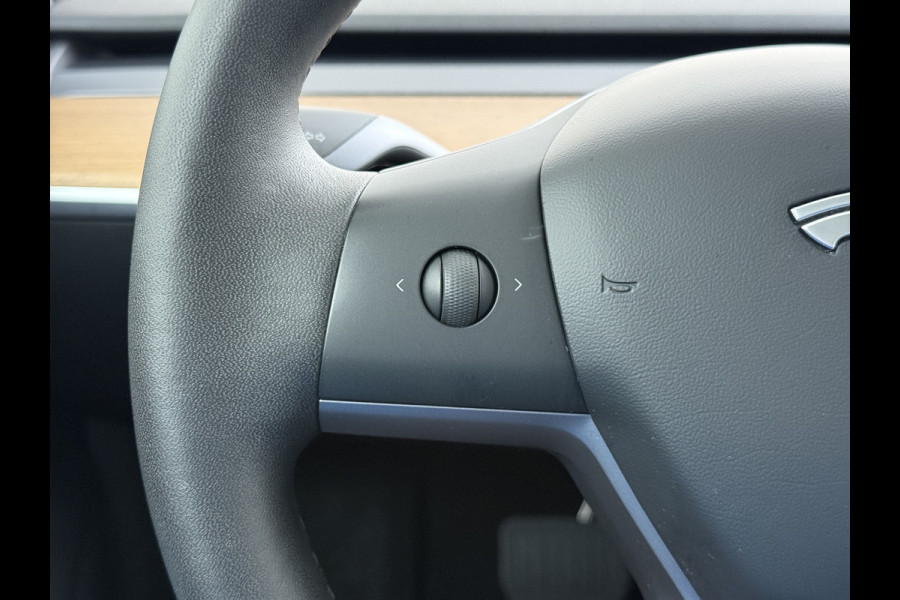 Tesla Model 3 SR+ 325PK LFP-Accu Trekhaak AutoPilot Leer Pano-Dak Adaptive Cruise Lmv 18" Camera's Elektr.-Stuur+Stoelen+Spiegels+Geheugen+Eas SOH 87% Ecc Navi Led DAB Voorverwarmen interieur via App Keyless One-Pedal-Drive 1.000KG Trekgewicht 1e Eigenaar Origineel Nederlandse Auto Fabrieksgarantie op Accu en Motor tot 10-12-2028/160.000km LFP accu dus 100% opladen !