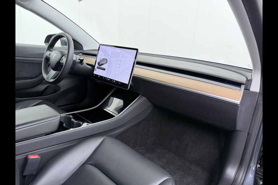 Tesla Model 3 SR+ 325PK LFP-Accu Trekhaak AutoPilot Leer Pano-Dak Adaptive Cruise Lmv 18" Camera's Elektr.-Stuur+Stoelen+Spiegels+Geheugen+Eas SOH 87% Ecc Navi Led DAB Voorverwarmen interieur via App Keyless One-Pedal-Drive 1.000KG Trekgewicht 1e Eigenaar Origineel Nederlandse Auto Fabrieksgarantie op Accu en Motor tot 10-12-2028/160.000km LFP accu dus 100% opladen !