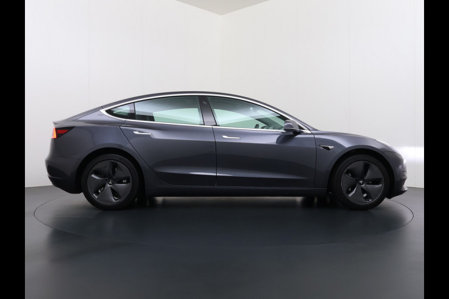 Tesla Model 3 SR+ 325PK LFP-Accu Trekhaak AutoPilot Leer Pano-Dak Adaptive Cruise Lmv 18" Camera's Elektr.-Stuur+Stoelen+Spiegels+Geheugen+Eas SOH 87% Ecc Navi Led DAB Voorverwarmen interieur via App Keyless One-Pedal-Drive 1.000KG Trekgewicht 1e Eigenaar Origineel Nederlandse Auto Fabrieksgarantie op Accu en Motor tot 10-12-2028/160.000km LFP accu dus 100% opladen !
