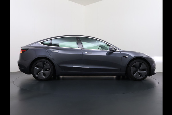 Tesla Model 3 SR+ 325PK LFP-Accu Trekhaak AutoPilot Leer Pano-Dak Adaptive Cruise Lmv 18" Camera's Elektr.-Stuur+Stoelen+Spiegels+Geheugen+Eas SOH 87% Ecc Navi Led DAB Voorverwarmen interieur via App Keyless One-Pedal-Drive 1.000KG Trekgewicht 1e Eigenaar Origineel Nederlandse Auto Fabrieksgarantie op Accu en Motor tot 10-12-2028/160.000km LFP accu dus 100% opladen !