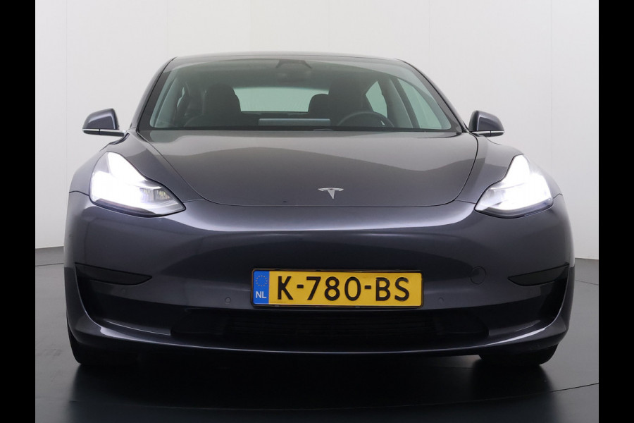 Tesla Model 3 SR+ 325PK LFP-Accu Trekhaak AutoPilot Leer Pano-Dak Adaptive Cruise Lmv 18" Camera's Elektr.-Stuur+Stoelen+Spiegels+Geheugen+Eas SOH 87% Ecc Navi Led DAB Voorverwarmen interieur via App Keyless One-Pedal-Drive 1.000KG Trekgewicht 1e Eigenaar Origineel Nederlandse Auto Fabrieksgarantie op Accu en Motor tot 10-12-2028/160.000km LFP accu dus 100% opladen !