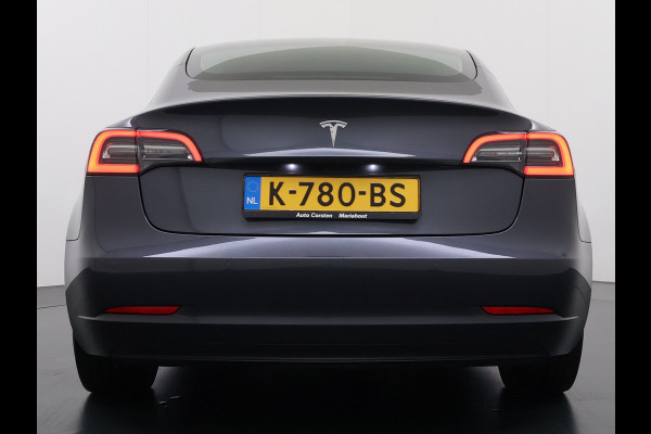 Tesla Model 3 SR+ 325PK LFP-Accu Trekhaak AutoPilot Leer Pano-Dak Adaptive Cruise Lmv 18" Camera's Elektr.-Stuur+Stoelen+Spiegels+Geheugen+Eas SOH 87% Ecc Navi Led DAB Voorverwarmen interieur via App Keyless One-Pedal-Drive 1.000KG Trekgewicht 1e Eigenaar Origineel Nederlandse Auto Fabrieksgarantie op Accu en Motor tot 10-12-2028/160.000km LFP accu dus 100% opladen !