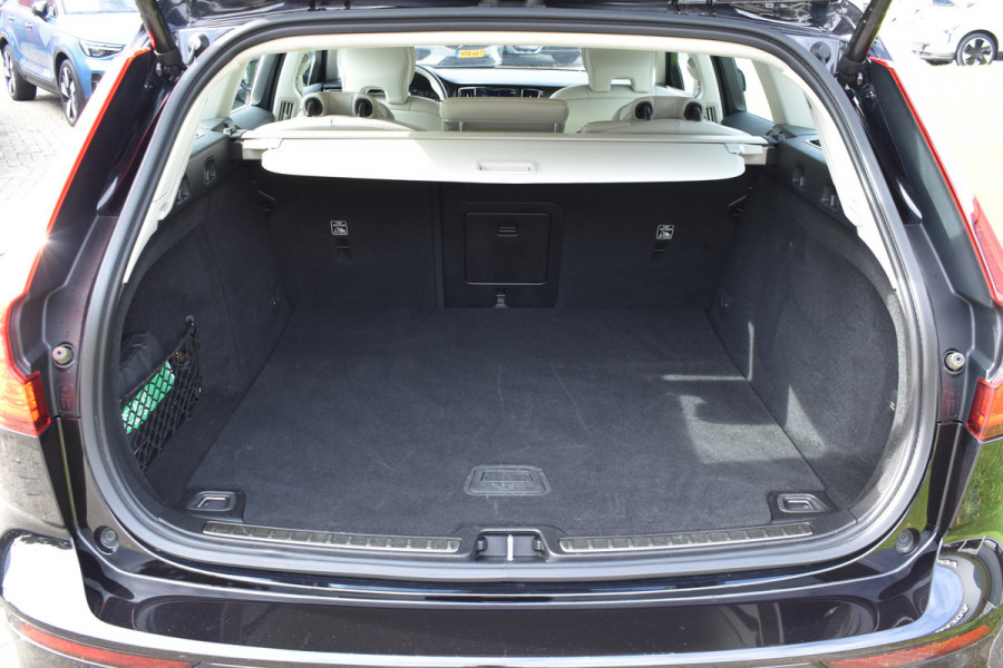 Volvo V60 Cross Country B5 265PK Automaat AWD Pro | Trekhaak | ACC | Blis | Camera | Styling kit | 20"LMV