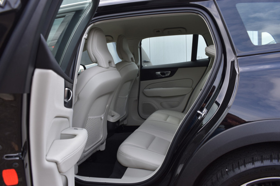 Volvo V60 Cross Country B5 265PK Automaat AWD Pro | Trekhaak | ACC | Blis | Camera | Styling kit | 20"LMV
