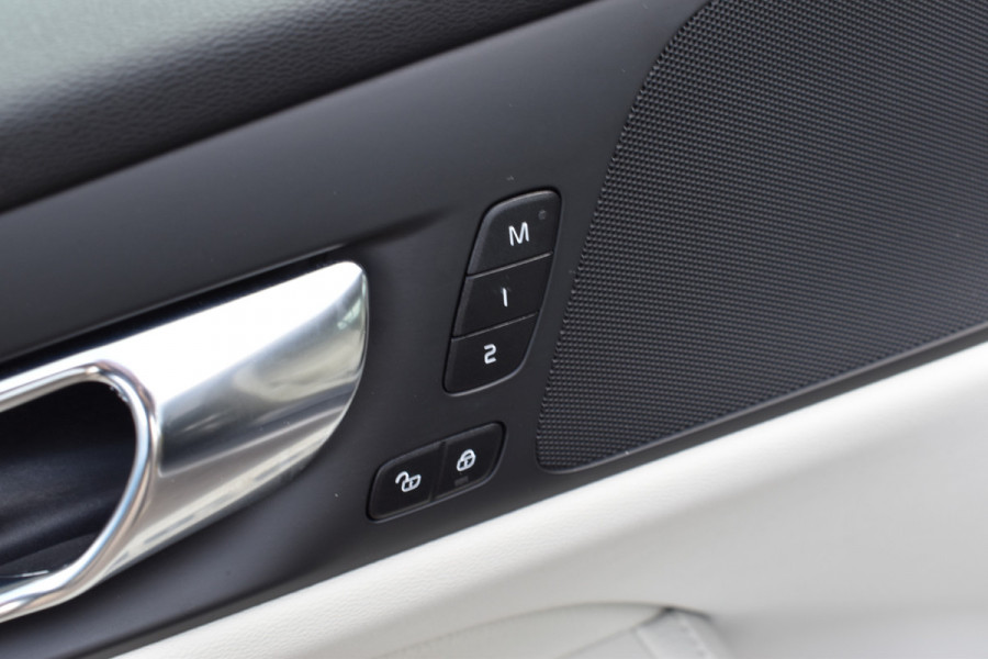 Volvo V60 Cross Country B5 265PK Automaat AWD Pro | Trekhaak | ACC | Blis | Camera | Styling kit | 20"LMV