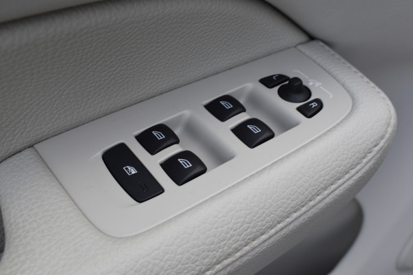 Volvo V60 Cross Country B5 265PK Automaat AWD Pro | Trekhaak | ACC | Blis | Camera | Styling kit | 20"LMV