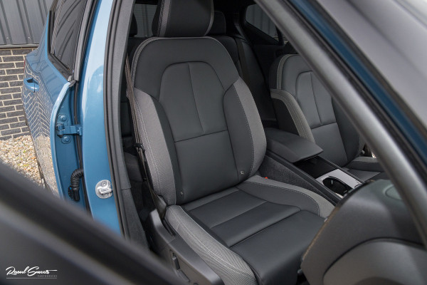 Volvo XC40 Recharge Twin Ultimate 78 kWh | Zwenkbare trekhaak | Panorama dak | Adaptieve cruise | Blis | Harman Kardon |