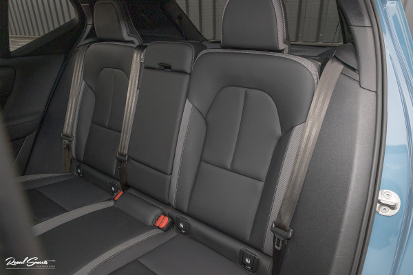 Volvo XC40 Recharge Twin Ultimate 78 kWh | Zwenkbare trekhaak | Panorama dak | Adaptieve cruise | Blis | Harman Kardon |