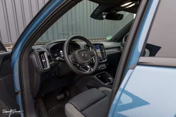Volvo XC40 Recharge Twin Ultimate 78 kWh | Zwenkbare trekhaak | Panorama dak | Adaptieve cruise | Blis | Harman Kardon |