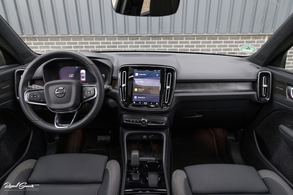 Volvo XC40 Recharge Twin Ultimate 78 kWh | Zwenkbare trekhaak | Panorama dak | Adaptieve cruise | Blis | Harman Kardon |