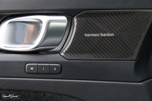 Volvo XC40 Recharge Twin Ultimate 78 kWh | Zwenkbare trekhaak | Panorama dak | Adaptieve cruise | Blis | Harman Kardon |