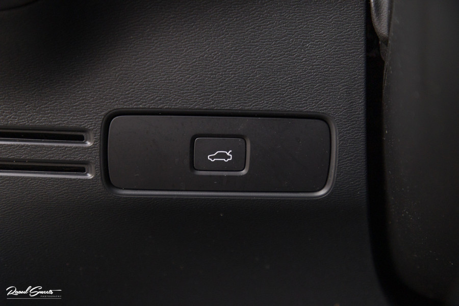 Volvo XC40 Recharge Twin Ultimate 78 kWh | Zwenkbare trekhaak | Panorama dak | Adaptieve cruise | Blis | Harman Kardon |