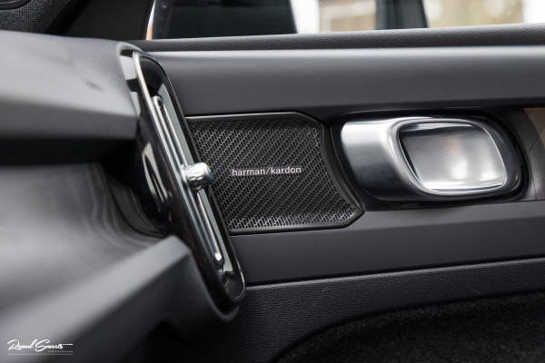 Volvo XC40 Recharge Twin Ultimate 78 kWh | Zwenkbare trekhaak | Panorama dak | Adaptieve cruise | Blis | Harman Kardon |