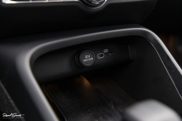 Volvo XC40 Recharge Twin Ultimate 78 kWh | Zwenkbare trekhaak | Panorama dak | Adaptieve cruise | Blis | Harman Kardon |