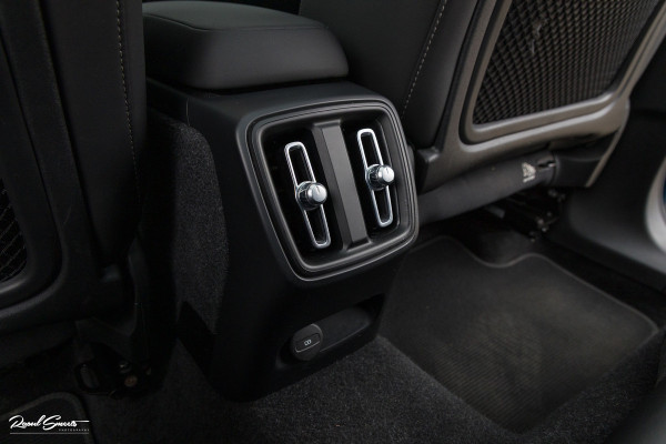 Volvo XC40 Recharge Twin Ultimate 78 kWh | Zwenkbare trekhaak | Panorama dak | Adaptieve cruise | Blis | Harman Kardon |