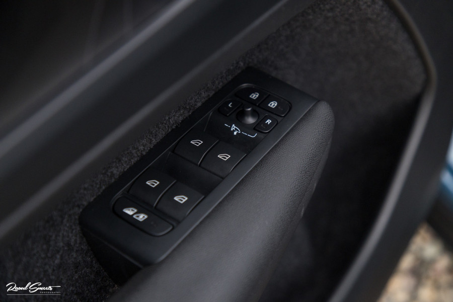 Volvo XC40 Recharge Twin Ultimate 78 kWh | Zwenkbare trekhaak | Panorama dak | Adaptieve cruise | Blis | Harman Kardon |