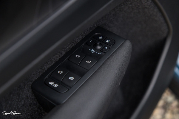 Volvo XC40 Recharge Twin Ultimate 78 kWh | Zwenkbare trekhaak | Panorama dak | Adaptieve cruise | Blis | Harman Kardon |