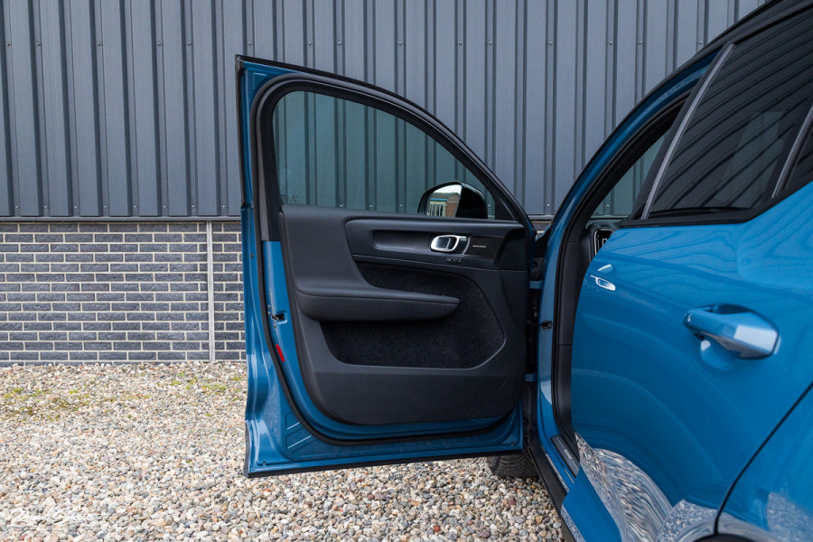 Volvo XC40 Recharge Twin Ultimate 78 kWh | Zwenkbare trekhaak | Panorama dak | Adaptieve cruise | Blis | Harman Kardon |