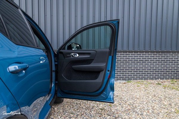 Volvo XC40 Recharge Twin Ultimate 78 kWh | Zwenkbare trekhaak | Panorama dak | Adaptieve cruise | Blis | Harman Kardon |