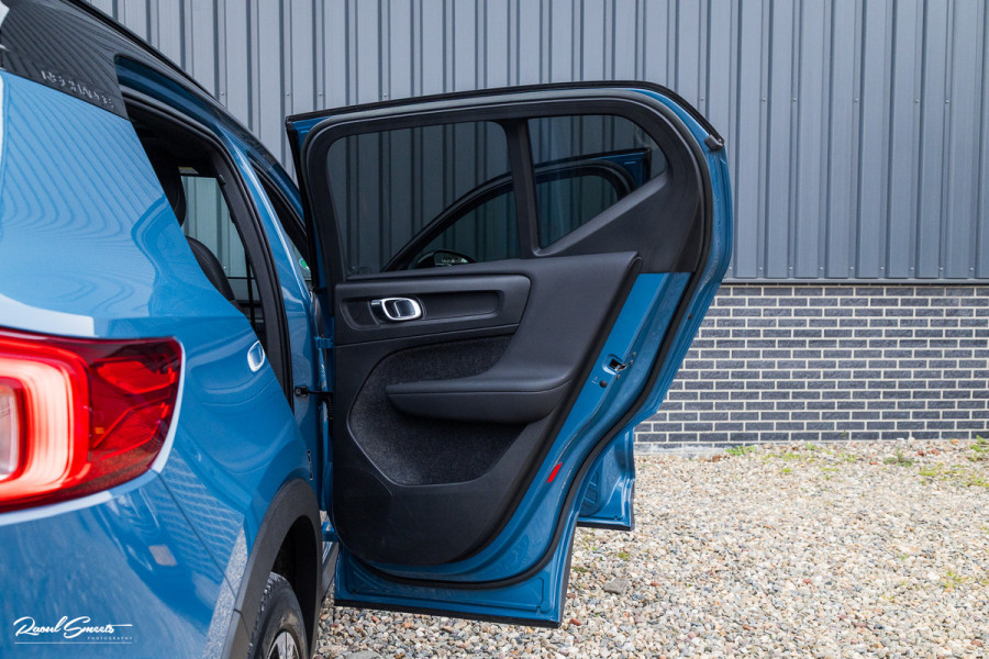 Volvo XC40 Recharge Twin Ultimate 78 kWh | Zwenkbare trekhaak | Panorama dak | Adaptieve cruise | Blis | Harman Kardon |