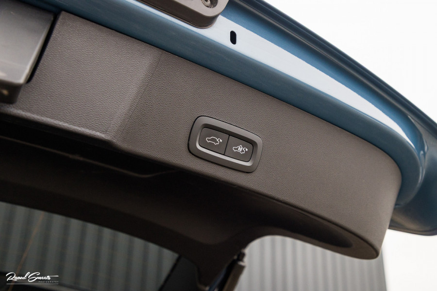 Volvo XC40 Recharge Twin Ultimate 78 kWh | Zwenkbare trekhaak | Panorama dak | Adaptieve cruise | Blis | Harman Kardon |