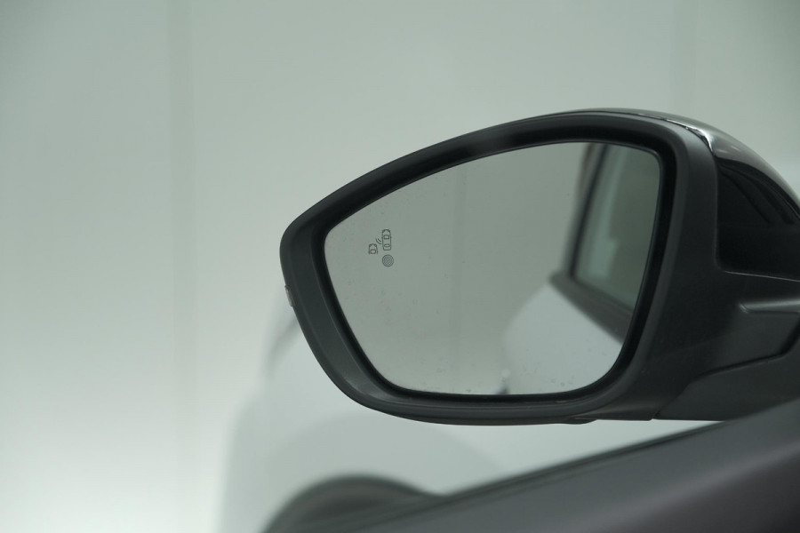 Peugeot e-2008 EV GT 50 kWh | Camera | Alcantara Pakket | Adaptieve Cruise Control | Stoelverwarming | Dodehoekdetectie
